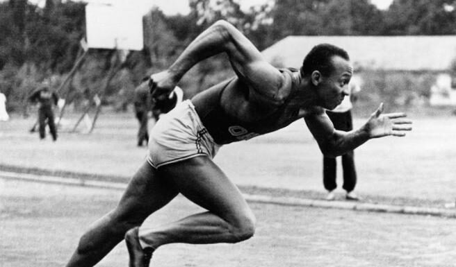Jesse Owens e i 45 minuti che cambiarono la storia dell’atletica