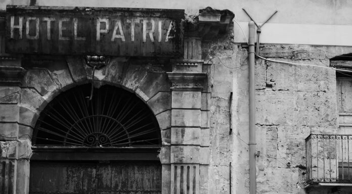 Coppia in un interno